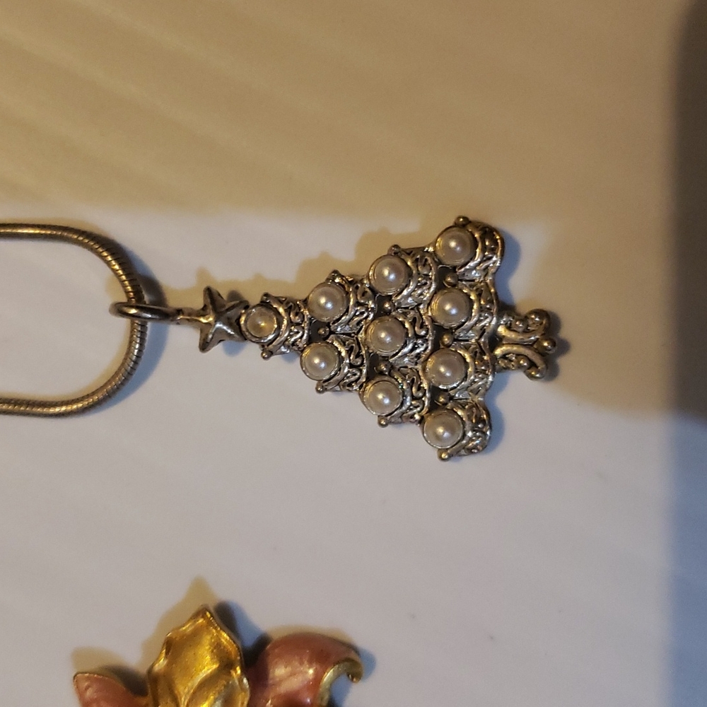 4 Necklaces - Picture 6 of 7
